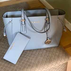 Michael Kors Large voyager tote with wallet
